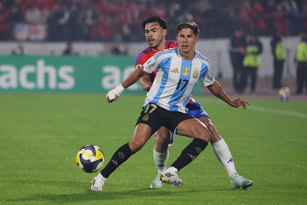 SANTIAGO, CHILE - JUNE 05: Giuliano Simeone of Argentina controls the ball whilst under pressure from Gabriel Suazo of Chile  during the FIFA World Cup 2026 Qualifier match between Chile and Argentina at Estadio Nacional de Chile on June 05, 2025 in Santiago, Chile. (Photo by Marcelo Hernandez/Getty Images)