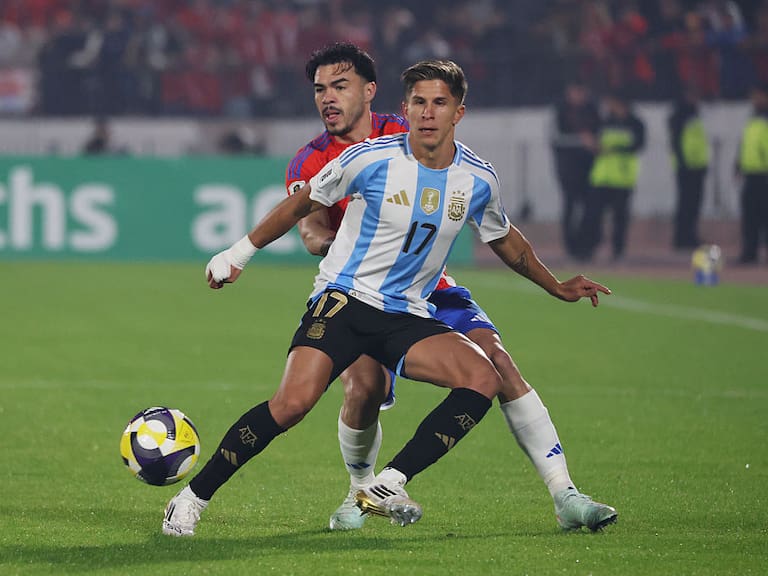 SANTIAGO, CHILE - JUNE 05: Giuliano Simeone of Argentina controls the ball whilst under pressure from Gabriel Suazo of Chile during the FIFA World Cup 2026 Qualifier match between Chile and Argentina at Estadio Nacional de Chile on June 05, 2025 in Santiago, Chile. (Photo by Marcelo Hernandez/Getty Images)