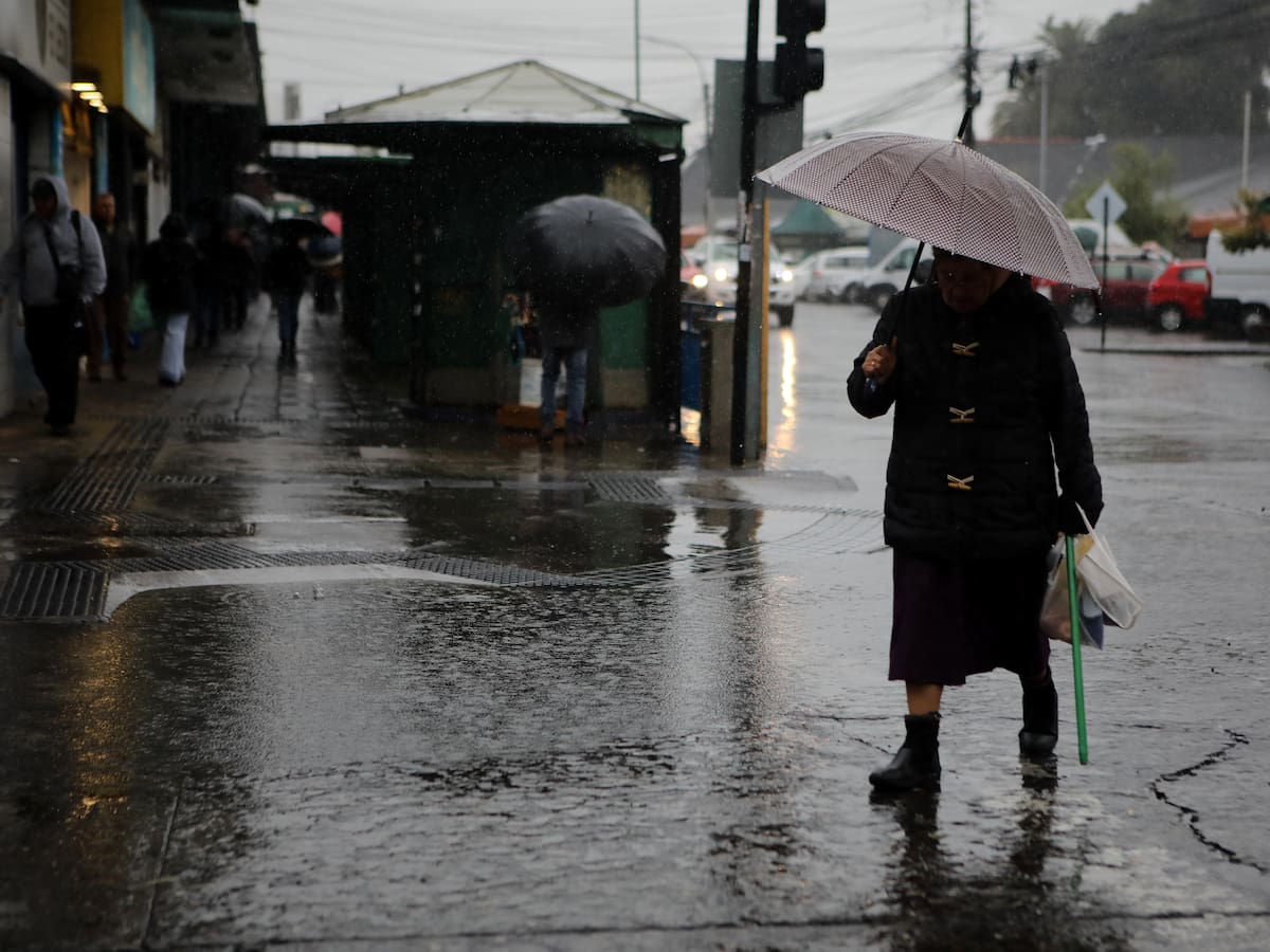 Gobierno activa Código Azul en siete regiones por intenso sistema frontal que afectará la zona centro-sur de Chile