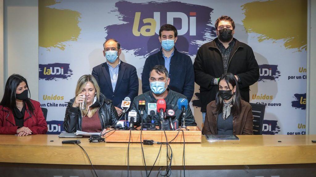 4 de agosto del 2021/SANTIAGOLa directiva de la UDI, encabezada por su presidente, Javier Macaya, y su secretaria general, María José Hoffmann, sostienen reunión con todos los constituyentes del partido, en el marco del que se cumplan un mes del funcionamiento de la Convención Constituyente.
FOTO: SEBASTIAN BELTRAN GAETE/AGENCIAUNO