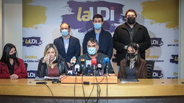 4 de agosto del 2021/SANTIAGOLa directiva de la UDI, encabezada por su presidente, Javier Macaya, y su secretaria general, María José Hoffmann, sostienen reunión con todos los constituyentes del partido, en el marco del que se cumplan un mes del funcionamiento de la Convención Constituyente.
FOTO: SEBASTIAN BELTRAN GAETE/AGENCIAUNO
