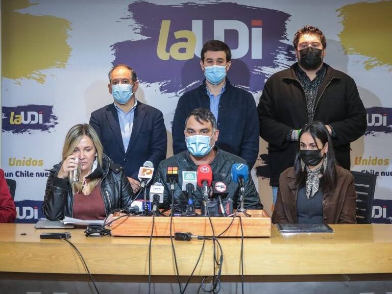 4 de agosto del 2021/SANTIAGOLa directiva de la UDI, encabezada por su presidente, Javier Macaya, y su secretaria general, María José Hoffmann, sostienen reunión con todos los constituyentes del partido, en el marco del que se cumplan un mes del funcionamiento de la Convención Constituyente.
FOTO: SEBASTIAN BELTRAN GAETE/AGENCIAUNO