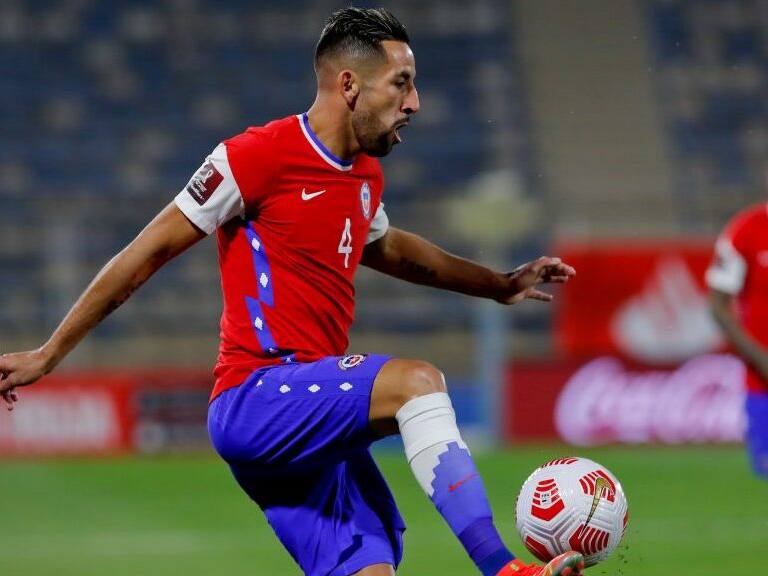 8 de Junio del 2021/SANTIAGOMauricio Isla(c) ,durante el partido valido por las Clasificatorias al Mundial de Qatar 2022, entre las selecciones nacionales de Chile vs Bolivia, disputado en el Estadio San Carlos de Apoquindo.
FOTO:FRANCISCO LONGA/AGENCIAUNO