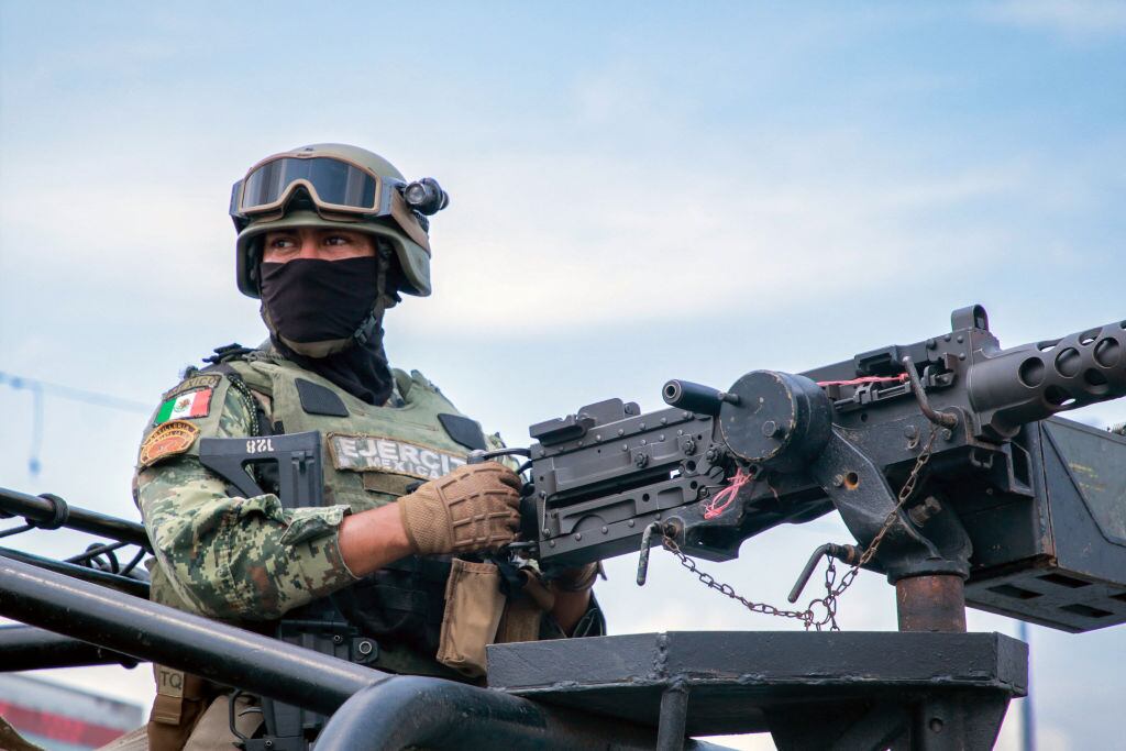 Efectivos del Ejército de México patrullan las calles de la ciudad de Culiacán en Sinaloa para el resguardo de la seguridad pública