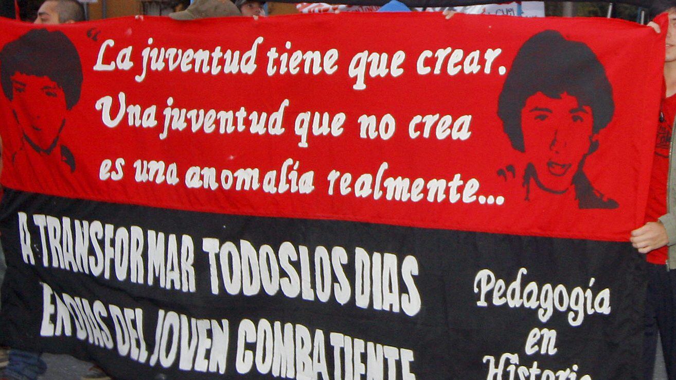 29, Marzo, 2012/ CONCEPCIÓN.Unos tres mil jóvenes marcharon esta tarde-noche por Concepción. La actividad en recuerdo de la muerte de los hermanos Vergara-Toledo fue encabezada por la Asamblea de Movilizados de Concepción y aun cuando contaba con autorización fue disuelta por Carabineros. Foto: VÍCTOR SALAZAR M./ AGENCIAUNO.