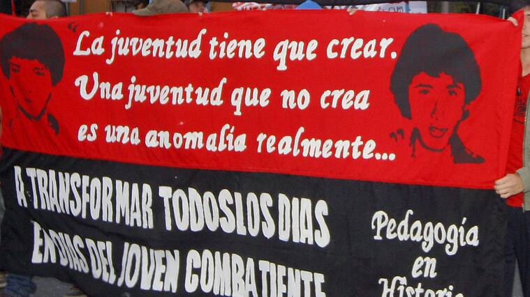 29, Marzo, 2012/ CONCEPCIÓN.Unos tres mil jóvenes marcharon esta tarde-noche por Concepción. La actividad en recuerdo de la muerte de los hermanos Vergara-Toledo fue encabezada por la Asamblea de Movilizados de Concepción y aun cuando contaba con autorización fue disuelta por Carabineros. Foto: VÍCTOR SALAZAR M./ AGENCIAUNO.