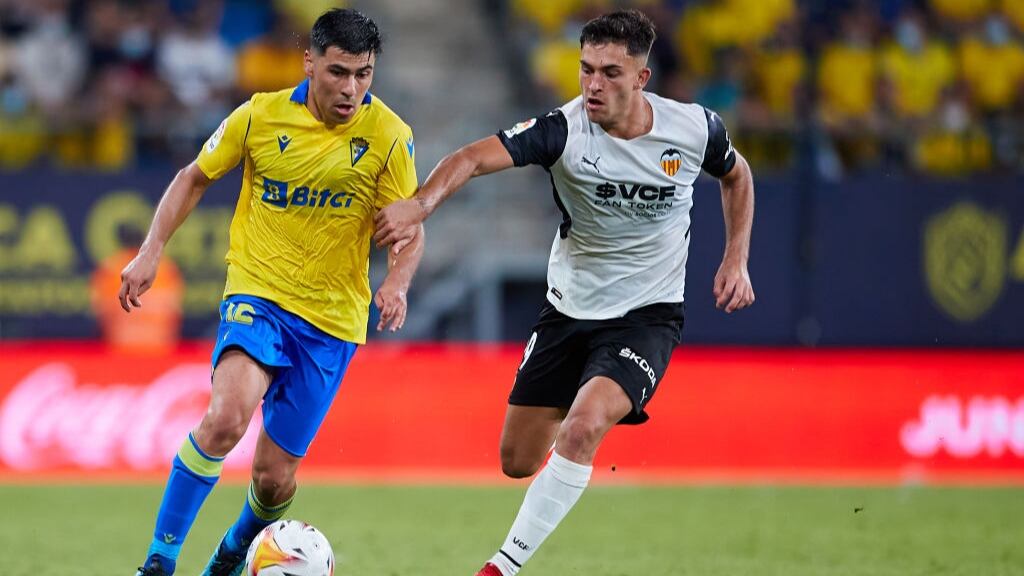 Tomás Alarcón deberá buscar club al no ser considerado para el resto de la temporada en Cádiz