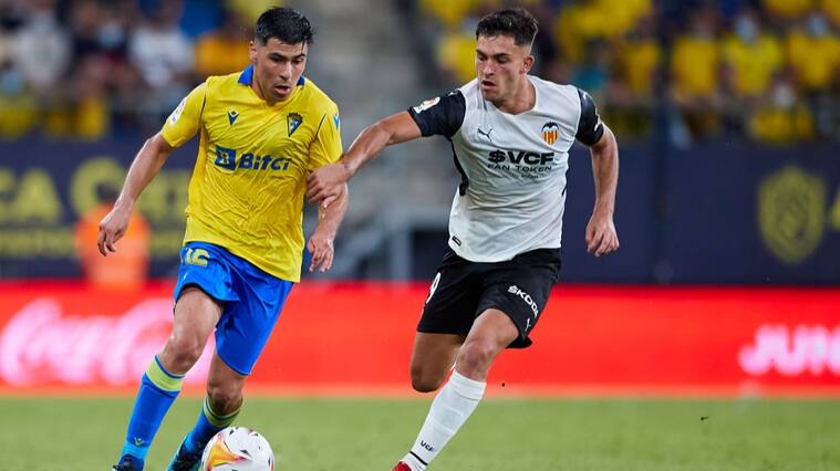 Tomás Alarcón deberá buscar club al no ser considerado para el resto de la temporada en Cádiz