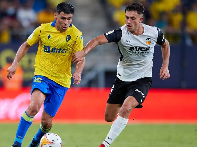 Tomás Alarcón deberá buscar club al no ser considerado para el resto de la temporada en Cádiz