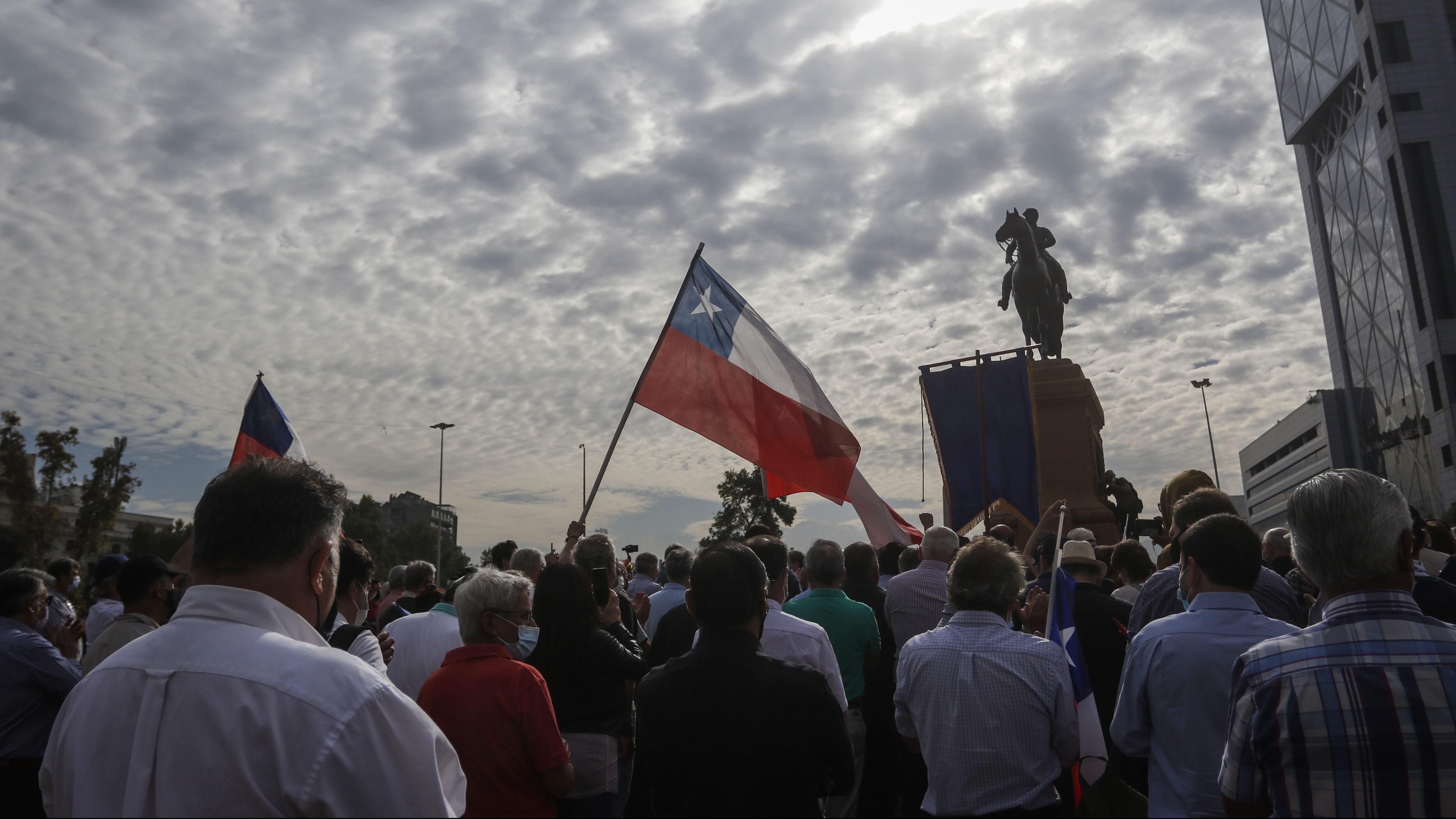 Homenaje de exmilitares en monumento del general Baquedano en Plaza Italia