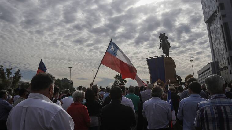 Homenaje de exmilitares en monumento del general Baquedano en Plaza Italia