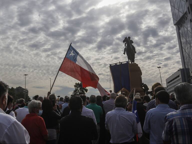 Homenaje de exmilitares en monumento del general Baquedano en Plaza Italia