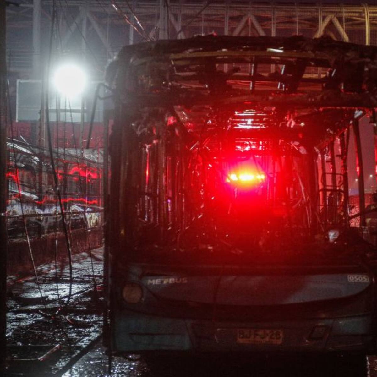 Sujetos queman bus del transporte público después de hacer bajar a pasajeros en Estación Central