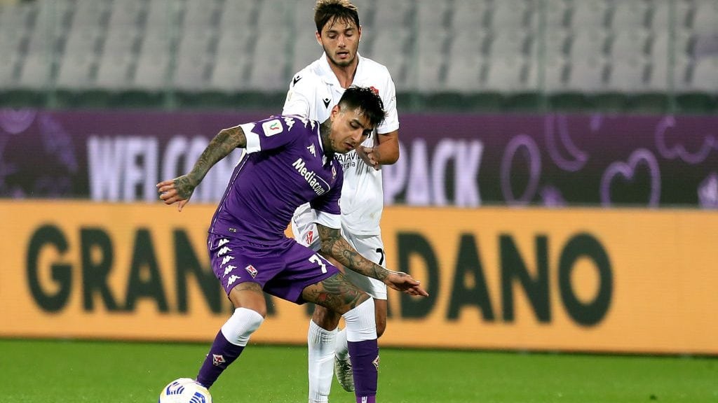 FLORENCE, ITALY - OCTOBER 28: Erick Pulgar of ACF Fiorentina in action against Edoardo Soleri of Calcio Padova during the Coppa Italia match between ACF Fiorentina and Calcio Padova at Artemio Franchi on October 28, 2020 in Florence, Italy. (Photo by Gabriele Maltinti/Getty Images)