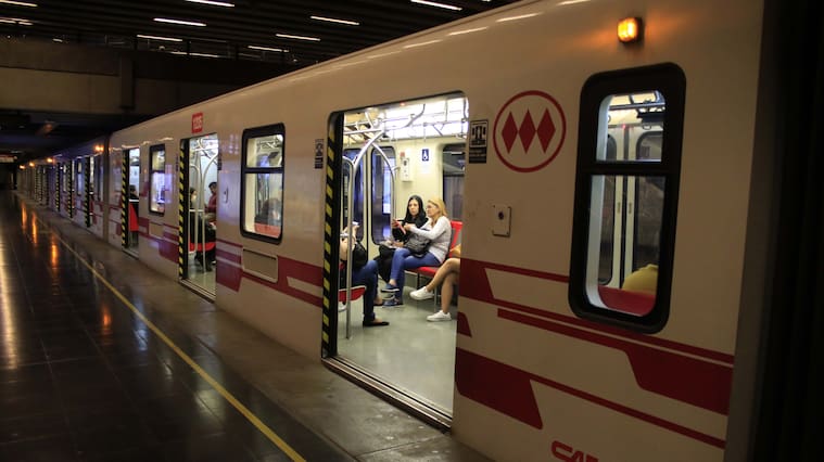 21 de Marzo 2020/SANTIAGOTemáticas del sector de Plaza Baquedano y estaciones del metro con poca asistencia de publico debido a la cuarentena
FOTO:MAURICIO MENDEZ/AGENCIAUNO