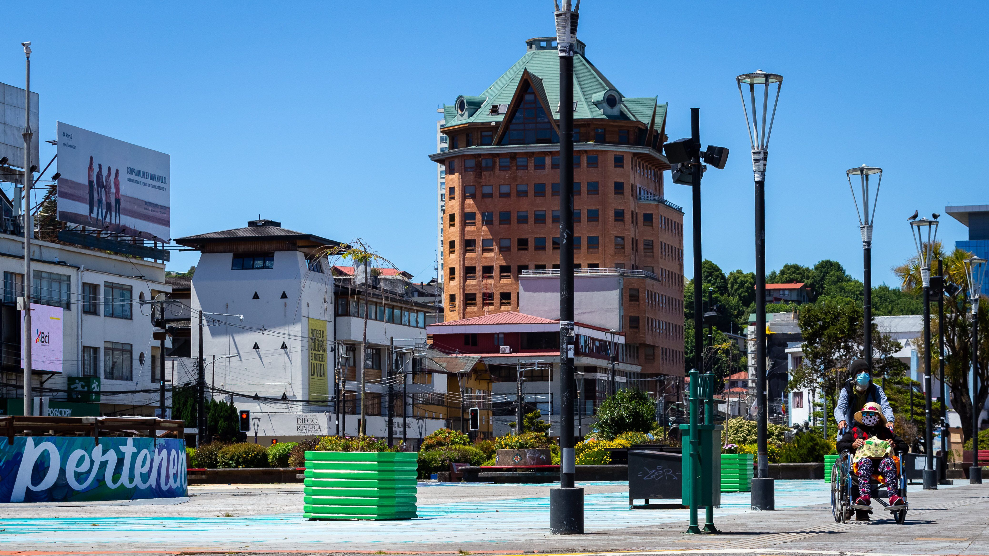 01 de Enero de 2021 / PUERTO MONTTUn hombre con mascarilla pasea a una mujer en silla de ruedas en la calles de la ciudad que se encuentra en fase 2, cuarentena total de fin de semana y festivos. Segn los establecido en el plan paso a paso
FOTO: FELIPE CONSTANZO / AGENCIAUNO