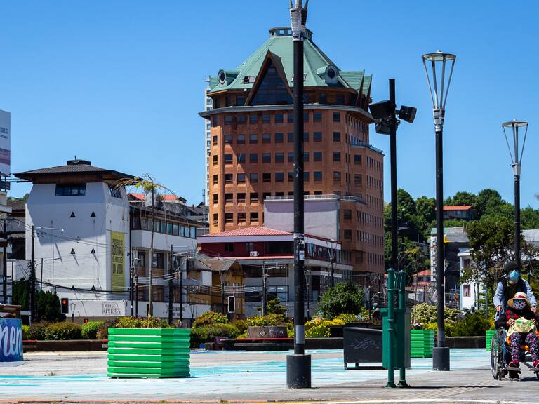 01 de Enero de 2021 / PUERTO MONTTUn hombre con mascarilla pasea a una mujer en silla de ruedas en la calles de la ciudad que se encuentra en fase 2, cuarentena total de fin de semana y festivos. Segn los establecido en el plan paso a paso
FOTO: FELIPE CONSTANZO / AGENCIAUNO