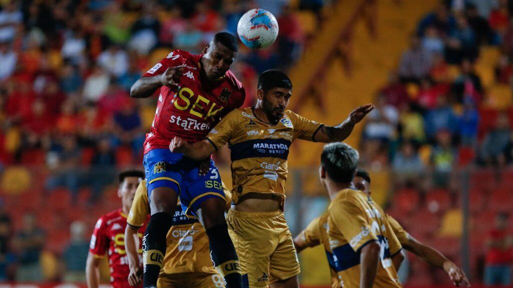 29 de Febrero del 2020/SantiagoHarold Cummings(c) anota su primer gol y el 2 a 0 de su equipo ,durante el partido valido por la Sexta fecha del Campeonato Nacional AFP PlanVital 2020, entre Union Española vs Everton, disputado en el Estadio Santa Laura.
FOTO:FRANCISCO LONGA/AGENCIAUNO