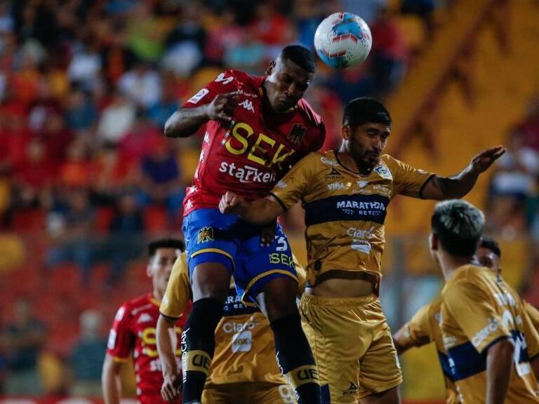 29 de Febrero del 2020/SantiagoHarold Cummings(c) anota su primer gol y el 2 a 0 de su equipo ,durante el partido valido por la Sexta fecha del Campeonato Nacional AFP PlanVital 2020, entre Union Española vs Everton, disputado en el Estadio Santa Laura.
FOTO:FRANCISCO LONGA/AGENCIAUNO