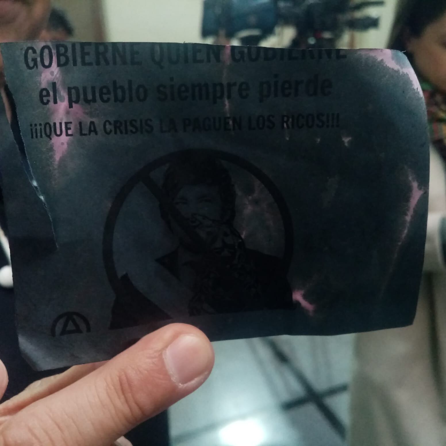 ADN.cl / Vandalizan embajada de Argentina.