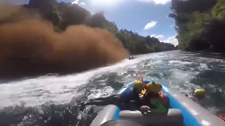 “Pudo costarnos la vida”: impactante registro muestra derrumbe mientras turistas realizaban rafting en Río Bueno