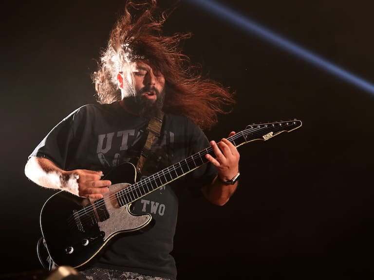 Guitarrista de Deftones reveló que es anti-vacunas y que está «agradecido» del Covid-19