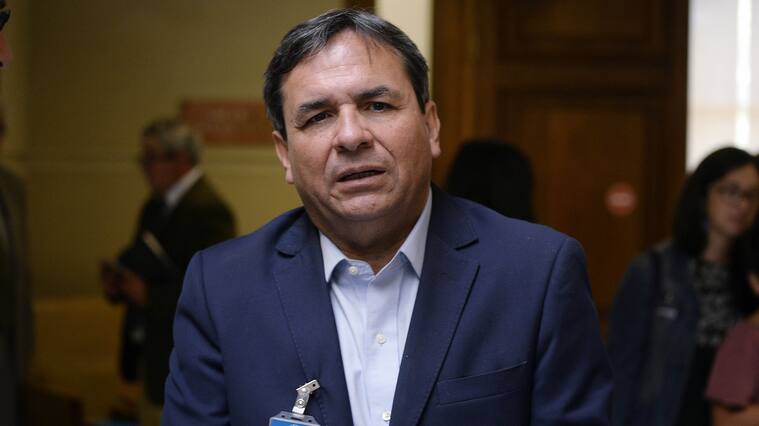 29 DE ENERO DE 2020/VALPARAISOEl Alcalde de Quillota Luis Mella llego a la cámara de diputados para exigirle al Gobierno que intervengan la Tercera Sección del Río Aconcagua.
FOTO: PABLO OVALLE ISASMENDI/AGENCIAUNO