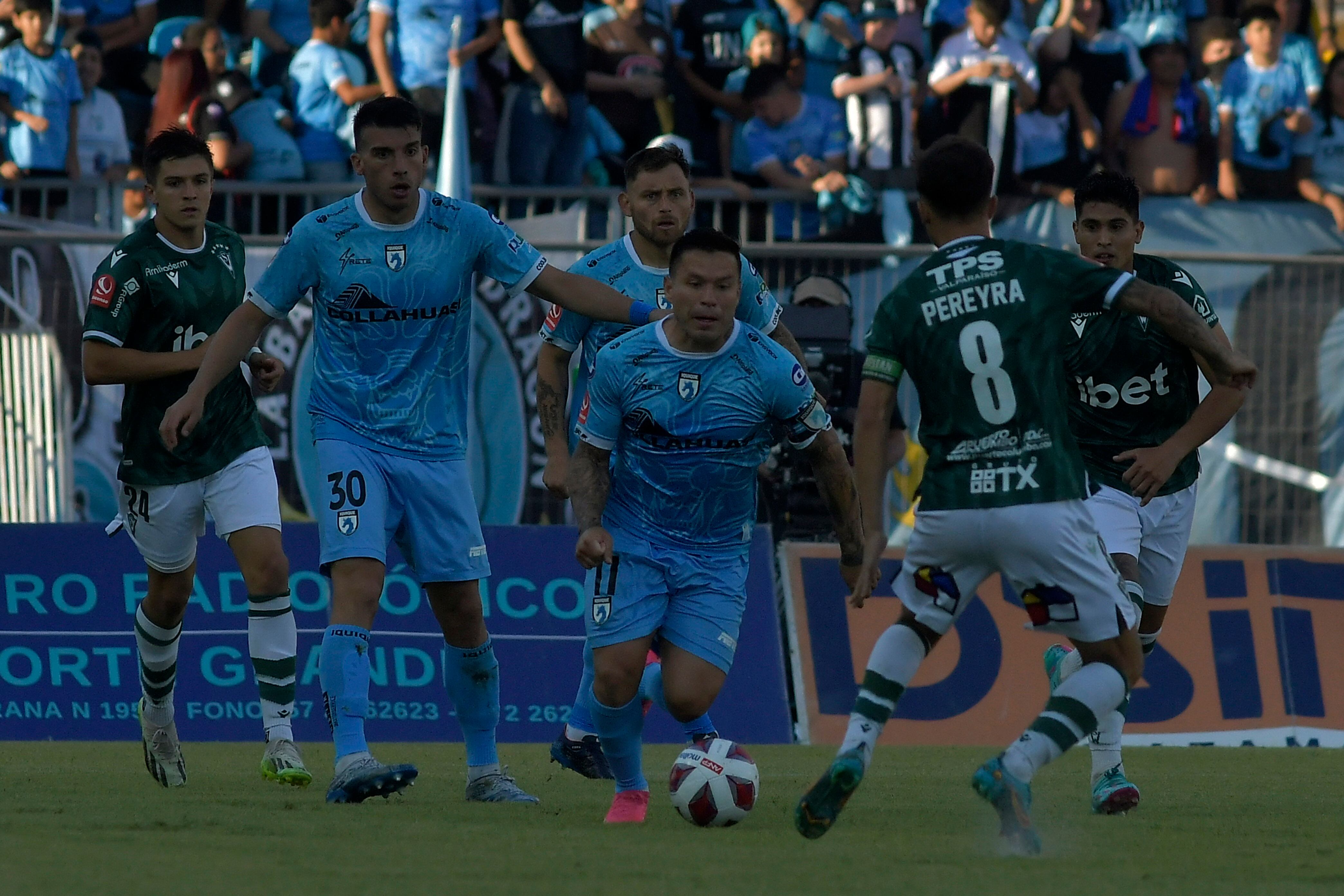 Matías Blázquez, camiseta 30, fue titular en el triunfo de Iquique sobre Santiago Wanderers por la definición del ascenso / Agencia Uno