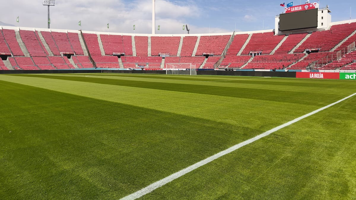 Comienza la renovación: Estadio Nacional recibió los primeros trabajos para su nuevo césped híbrido