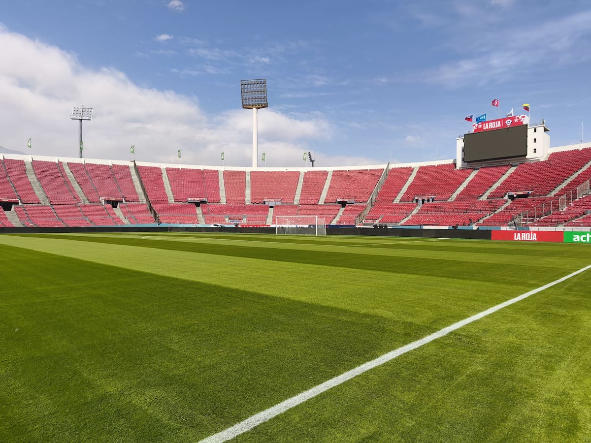 Comienza la renovación: Estadio Nacional recibió los primeros trabajos para su nuevo césped híbrido