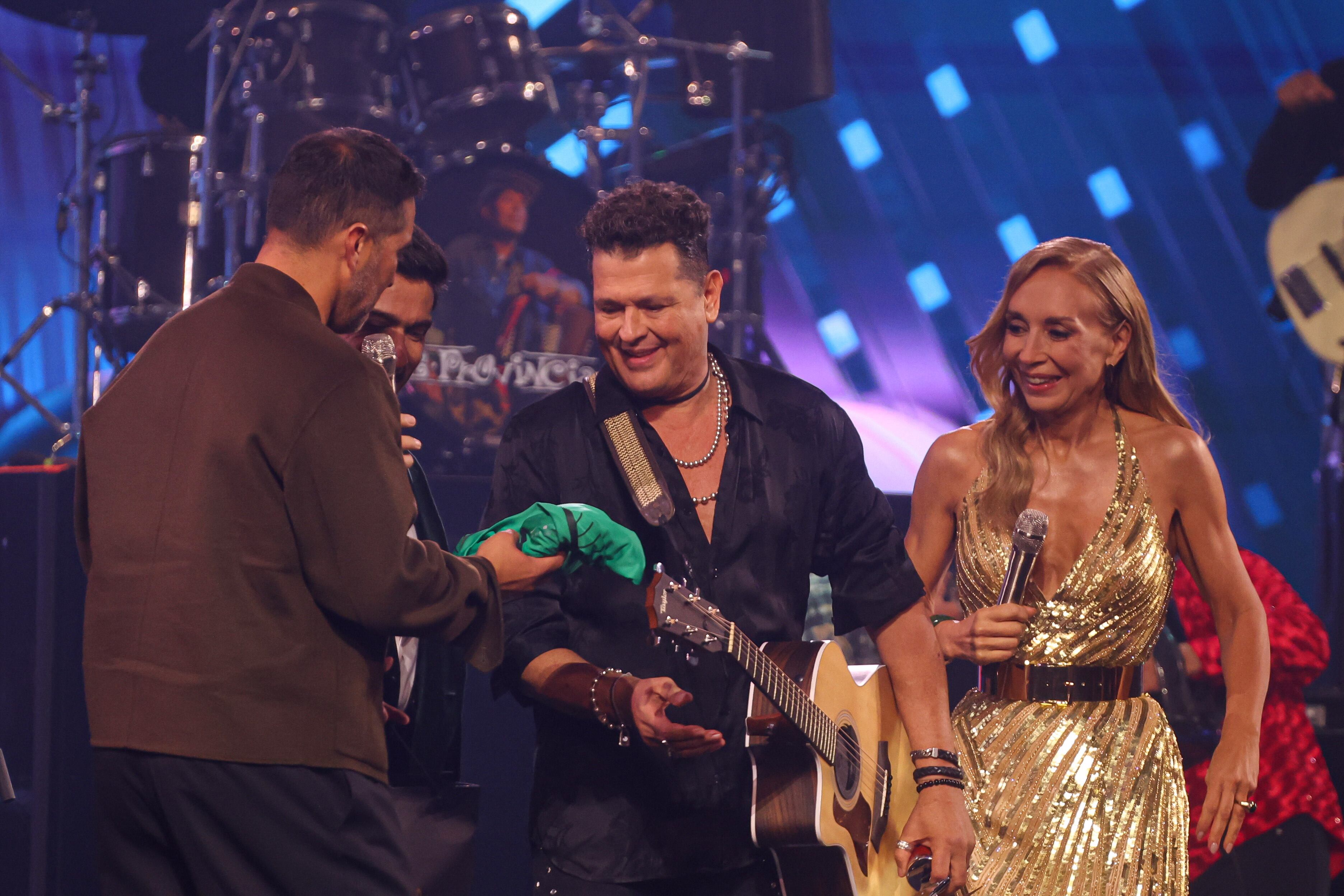 25 DE FEBRERO DE 2025 / VIÑA DEL MARCarlos Vives recibeuna camiseta de Claudio Bravo, durante el 64 Festival Internacional de la Canción Viña 2025 en la Quinta Vergara.FOTO: SEBASTIÁN RÍOS MORALES/AGENCIAUNO