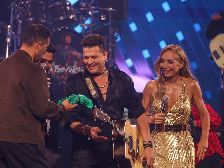 25 DE FEBRERO DE 2025 / VIÑA DEL MAR
Carlos Vives recibeuna camiseta de Claudio Bravo, durante el 64 Festival Internacional de la Canción Viña 2025 en la Quinta Vergara.
FOTO: SEBASTIÁN RÍOS MORALES/AGENCIAUNO
