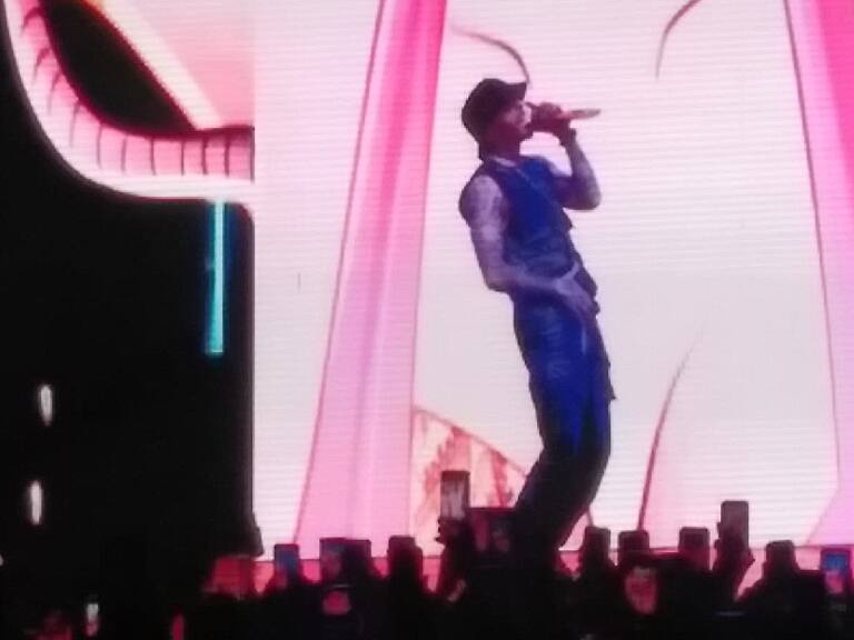 “A mí no me involucres”: Rauw Alejandro invita a perrear a Bad Gyal y esta lo rechaza en el escenario