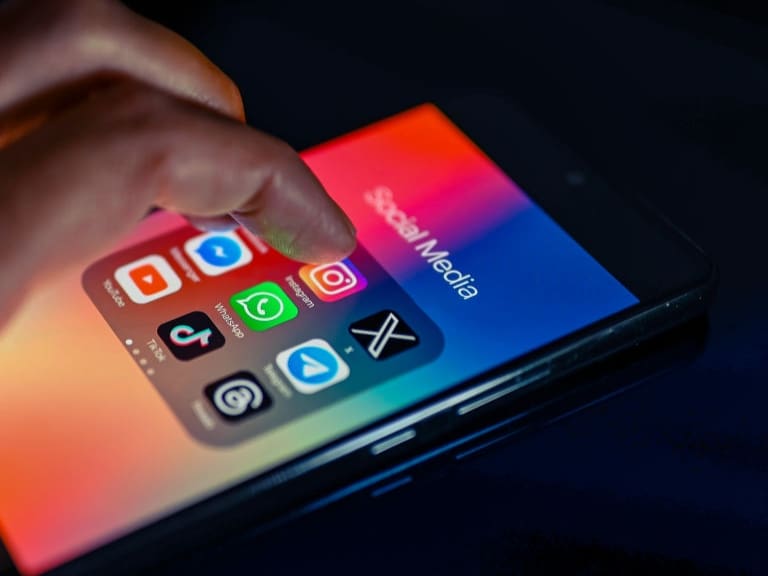 Joven encabeza demanda a Meta, TikTok y otras dos grandes compañías: las culpa de su adicción a las redes sociales