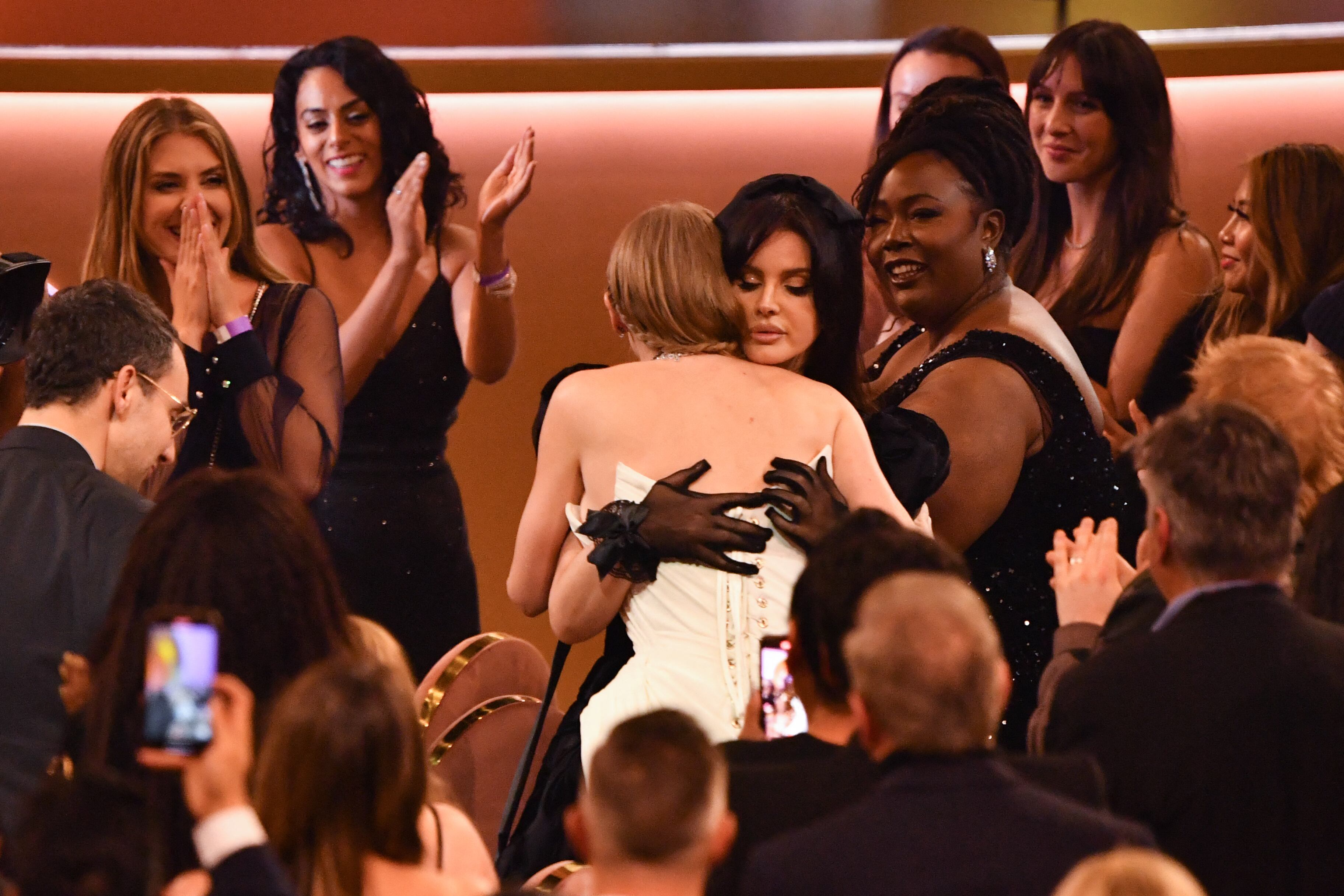 Lana del Rey abraza a Taylor Swift tras ganar por cuarta vez en su carrera el Grammy a Mejor Álbum del Año / Getty Images