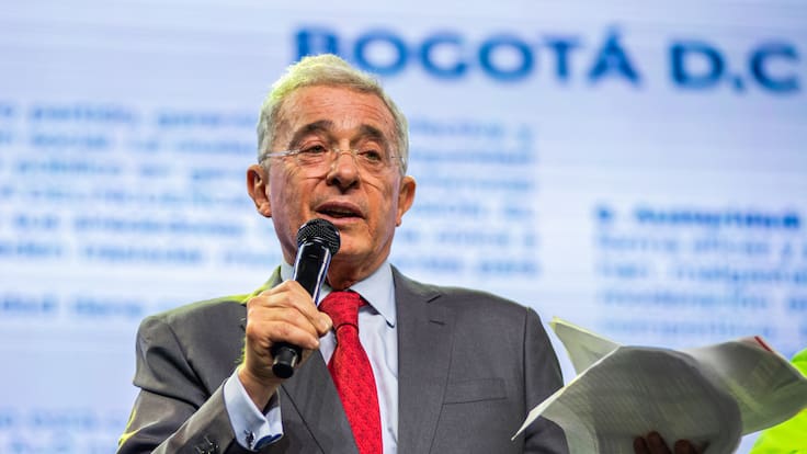 Álvaro Uribe es condenado a 12 años de prisión domiciliaria