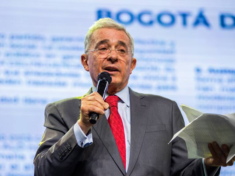 Álvaro Uribe es condenado a 12 años de prisión domiciliaria