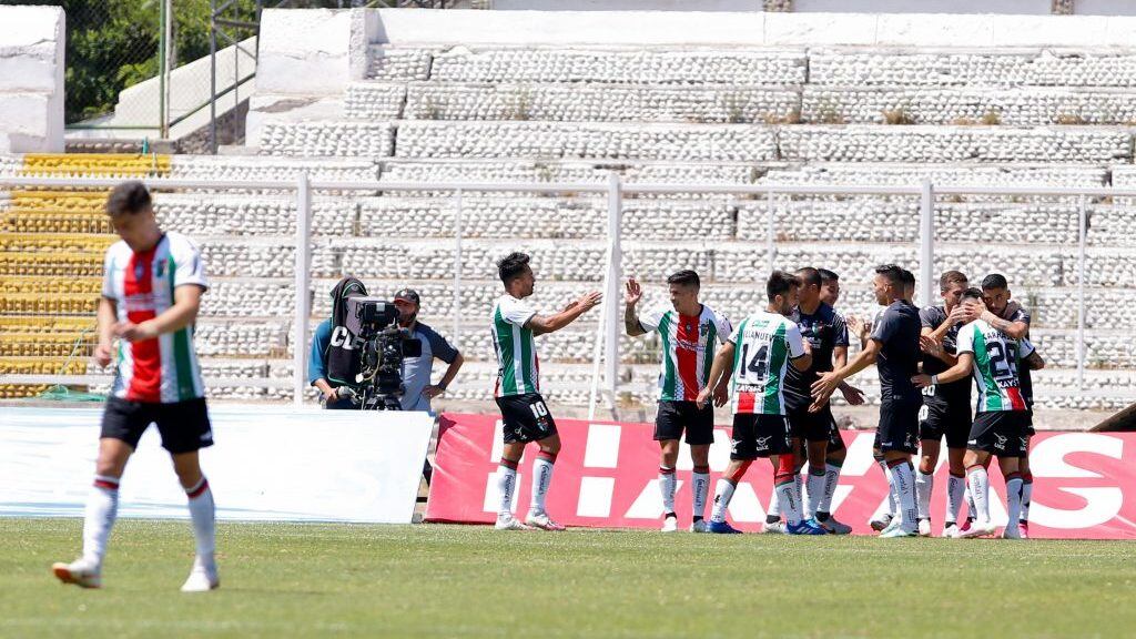 9 de Diciembre del 2020/SANTIAGOJonathan Benítez(c) celebra su primer gol y el 2 a 1 de Palestino ,durante el partido valido por la Vigésimo Segunda fecha del Campeonato Nacional AFP PlanVital 2020, entre Palestino vs Unión La Calera, disputado en el Estadio Municipal de la Cisterna.
FOTO:FRANCISCO LONGA/AGENCIAUNO
