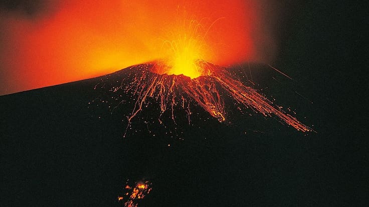 Uno de los volcanes más altos del mundo entra en erupción tras terremoto en Rusia: observan descenso de lava ardiente
