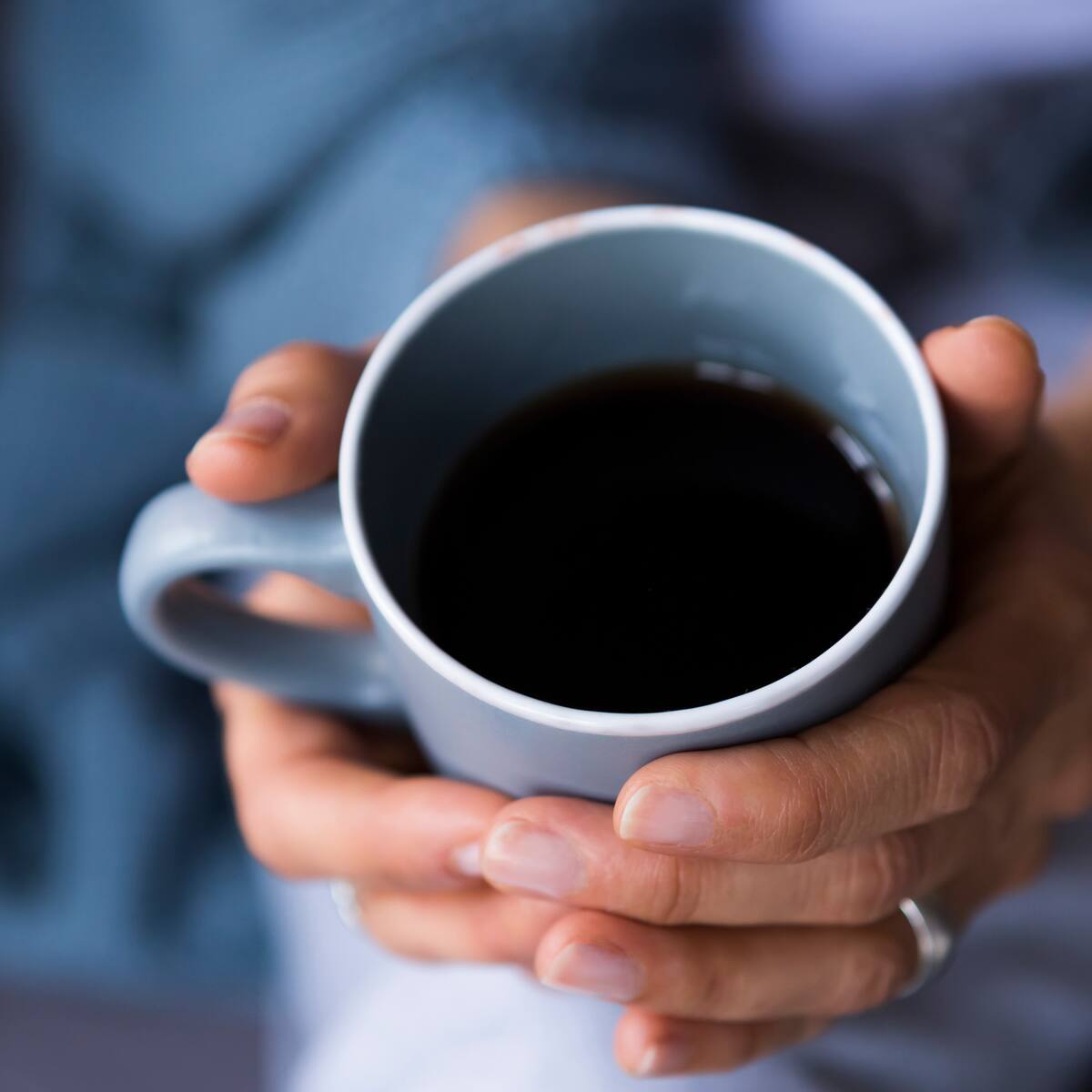 ¿Café antes de dormir? La curiosa técnica que ayuda a recuperar energía más rápido