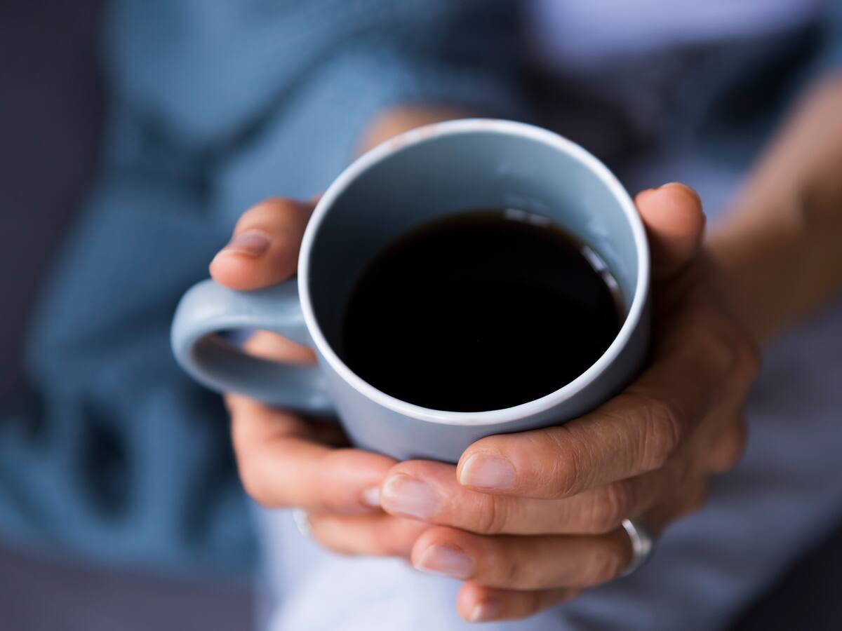 ¿Café antes de dormir? La curiosa técnica que ayuda a recuperar energía más rápido