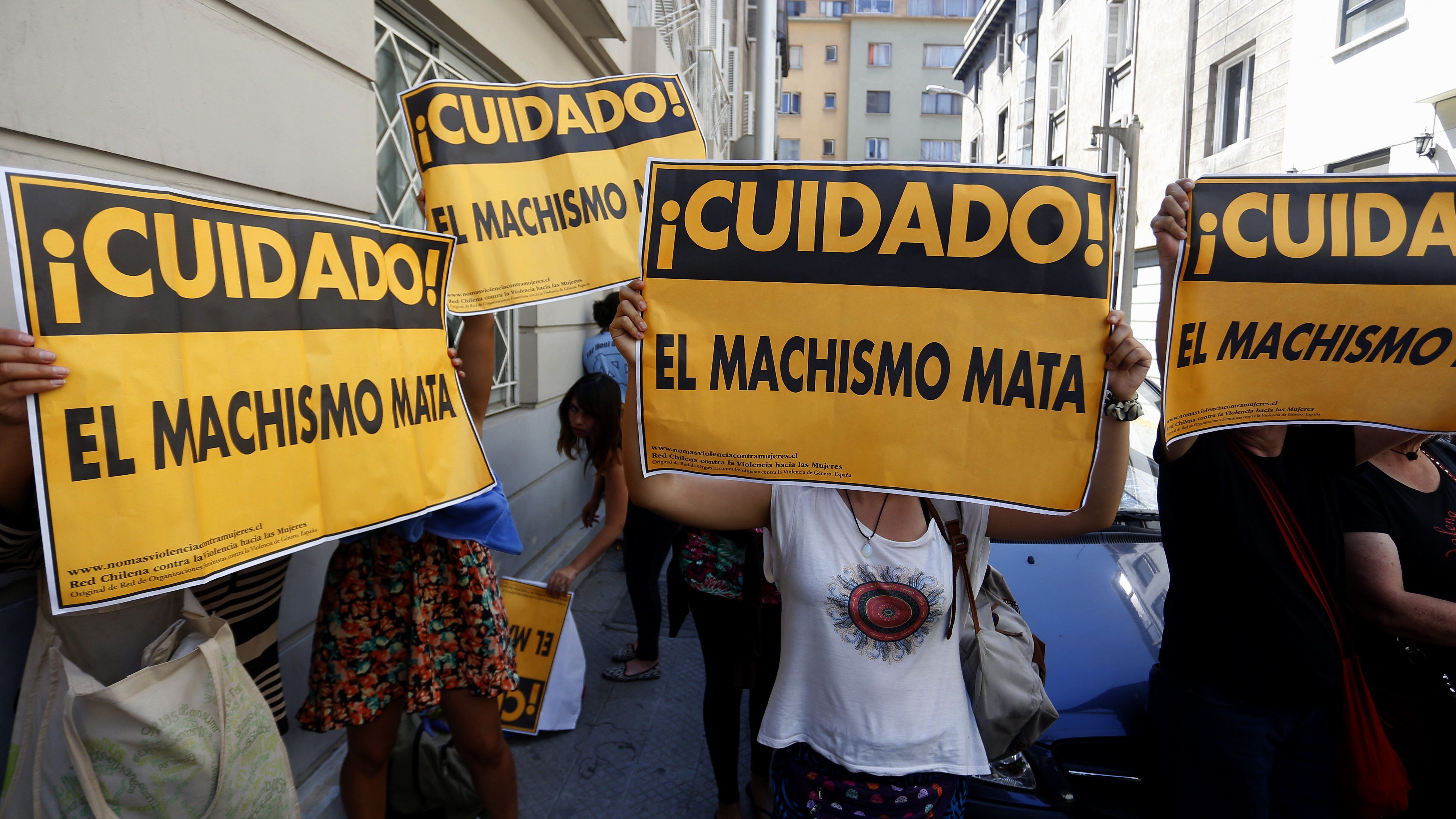 11 de Marzo de 2016/SANTIAGOMujeres portan carteles con la leyenda "Cuidado, el machismo mata", durante una manifestacin en en frotis de la era comisara de Carabineros de Santiago tras la detencin de un grupo de manifestantes en una marcha pacifica. 
FOTO: PABLO VERA LISPERGUER/AGENCIAUNO