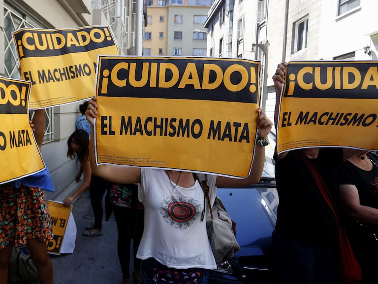 11 de Marzo de 2016/SANTIAGOMujeres portan carteles con la leyenda &quot;Cuidado, el machismo mata&quot;, durante una manifestacin en en frotis de la era comisara de Carabineros de Santiago tras la detencin de un grupo de manifestantes en una marcha pacifica. 
FOTO: PABLO VERA LISPERGUER/AGENCIAUNO