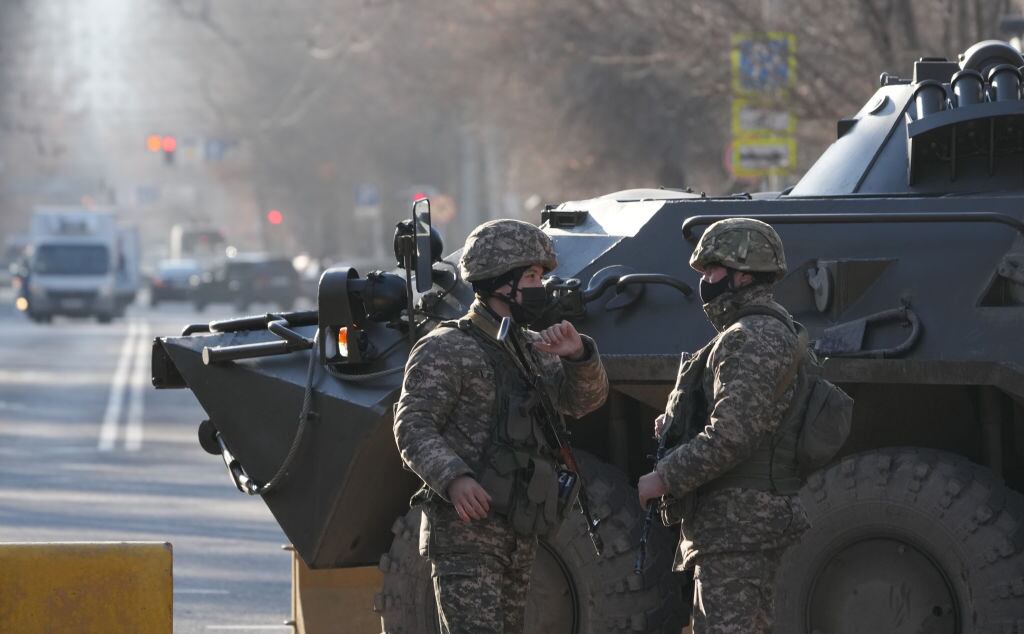 Militares custodian las calles de Kazajistán en el estado de emergencia