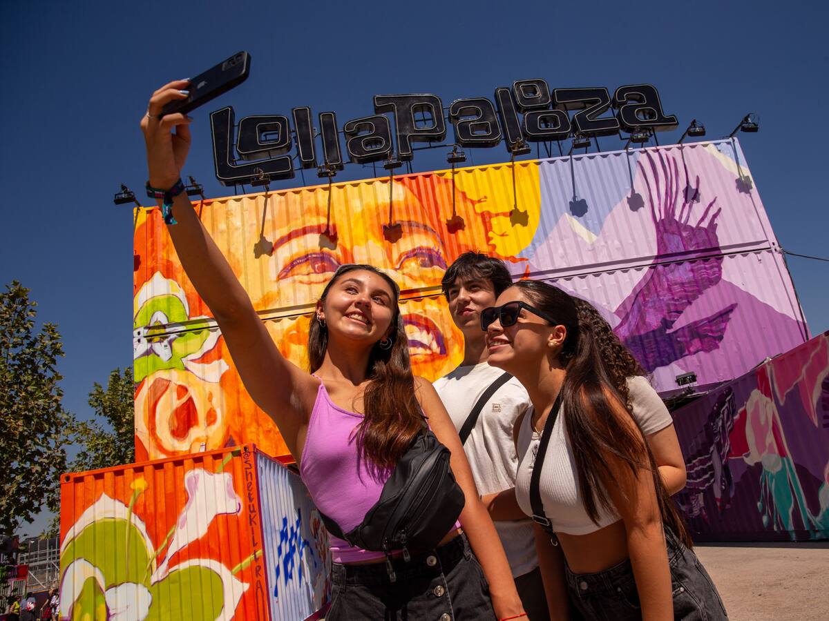 Sencillos y cómodos: Los “outfit’s” de las influencers chilenas en el primer día de Lollapalooza 2024