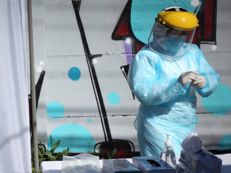 04 DE OCTUBRE DE 2020/SANTIAGO
Personal medico encargado de tomar test PCR, ante el potencial incremento en la demanda en pasajeros en la Región Metropolitana realizan operativo de Búsqueda Activa de Casos a 250 conductores de taxis y colectivos, en Avenida Beauchef 1204, Santiago.
FOTO: AILEN DÍAZ/AGENCIAUNO