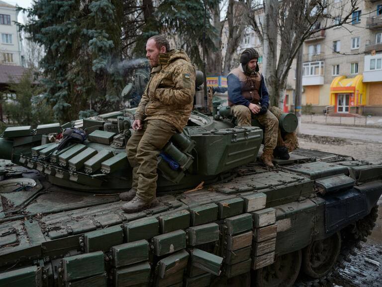 Tanque de las fuerzas armadas de Ucrania descansa en Bakhmut
