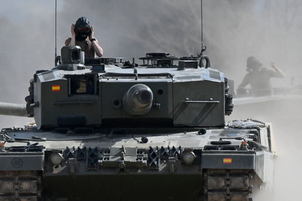 Soldados de Ucrania realizan ensayos con tanques nuevos de Europa