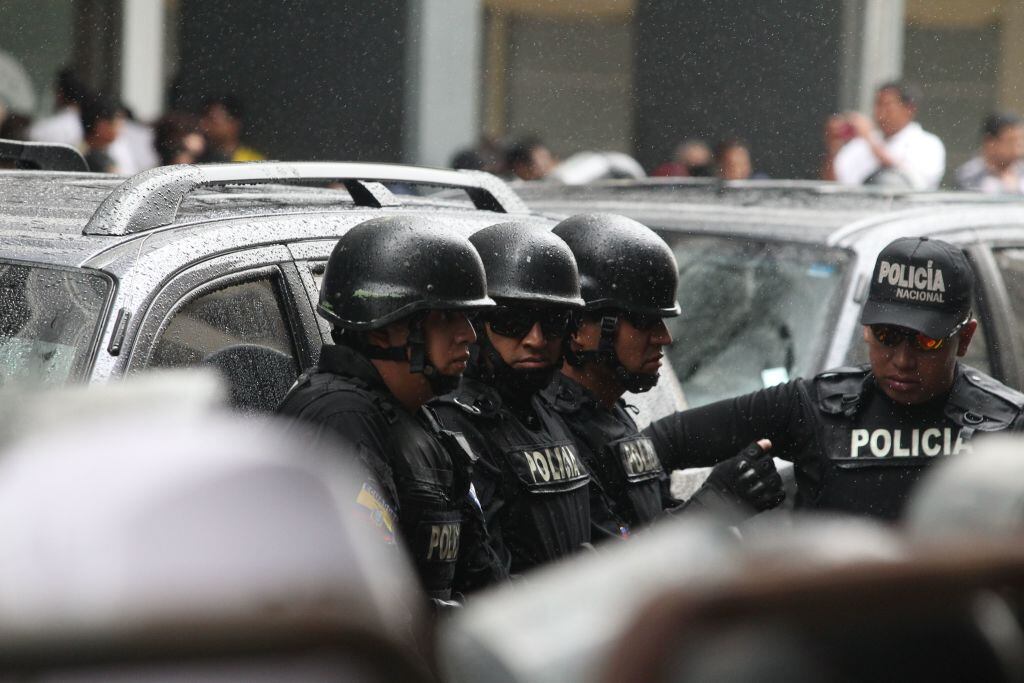 Los policías de Ecuador custodian un allanamiento en la ciudad de Quito