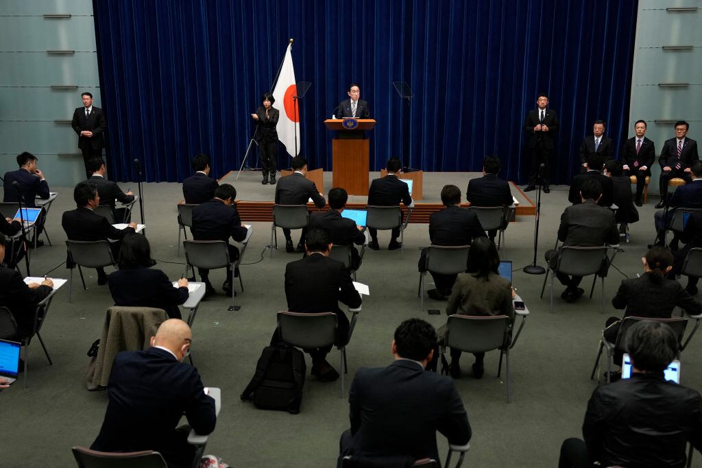 El primer ministro japonés Fumio Kishida enfrenta a los medios tras la renuncia de tres ministros por el escándalo de los sobornos en el partido del gobierno